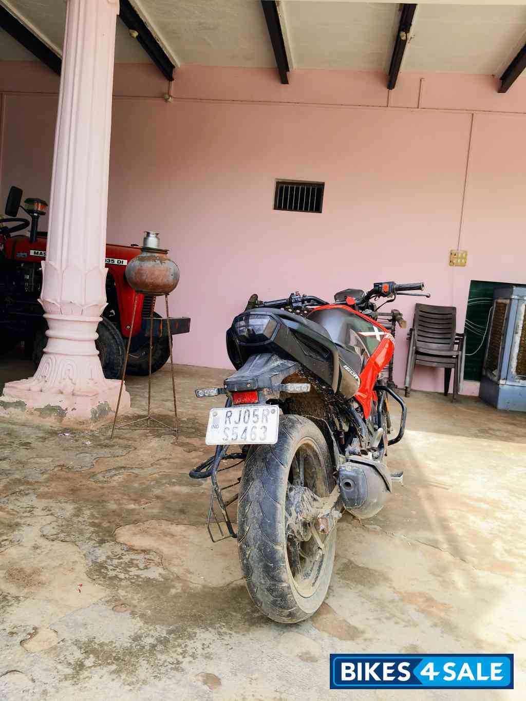 Red Black Hero Xtreme 160R BS6