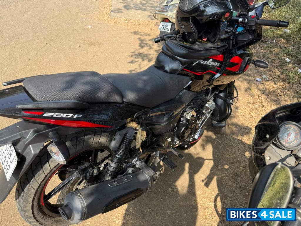 Bajaj Pulsar 220F BS6