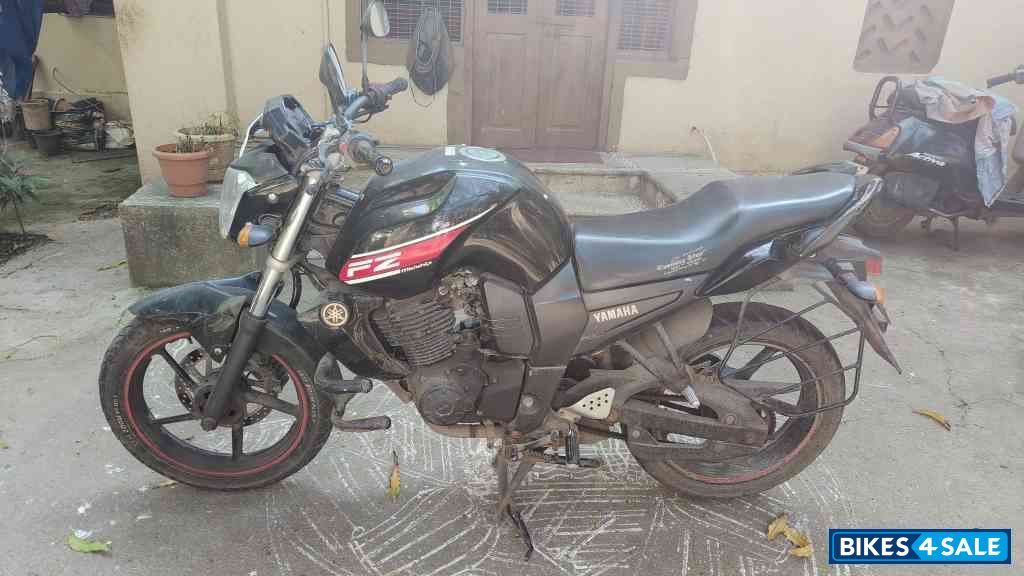 Black Yamaha FZ16 Black Yamaha FZ16
