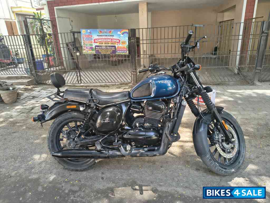 Yezdi Roadster Dark Yezdi Roadster Dark