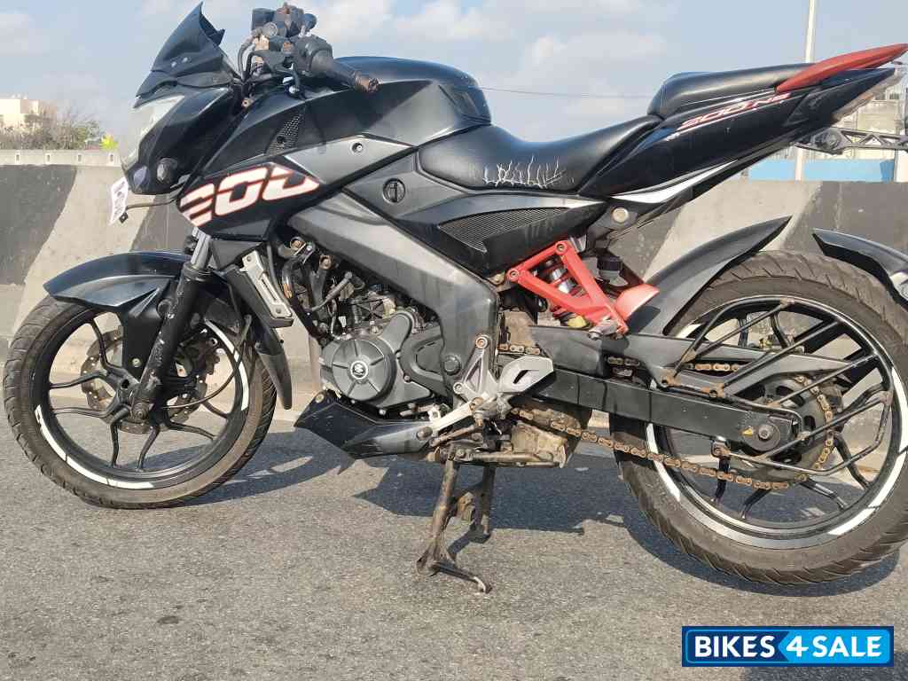 Black Bajaj Pulsar NS200 Black Bajaj Pulsar NS200