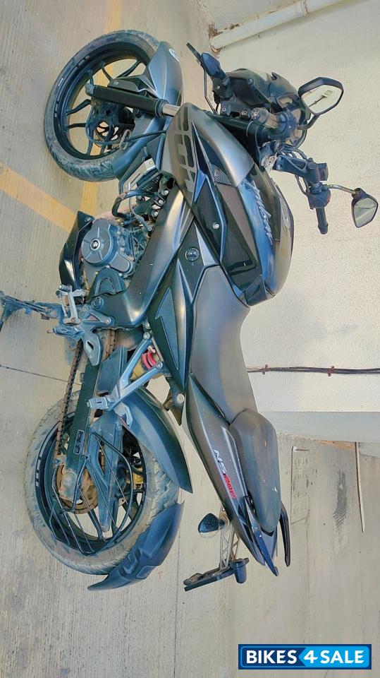 Black Bajaj Pulsar NS200 Black Bajaj Pulsar NS200