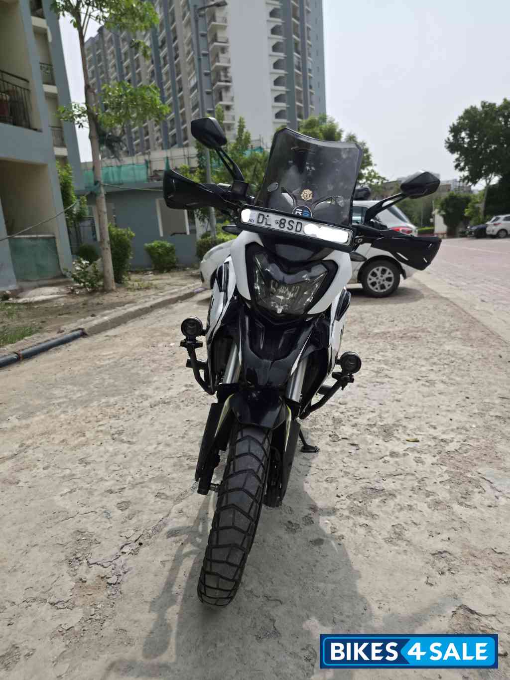 Sparkling Black Bajaj Dominar 250