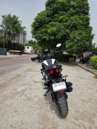 Sparkling Black Bajaj Dominar 250