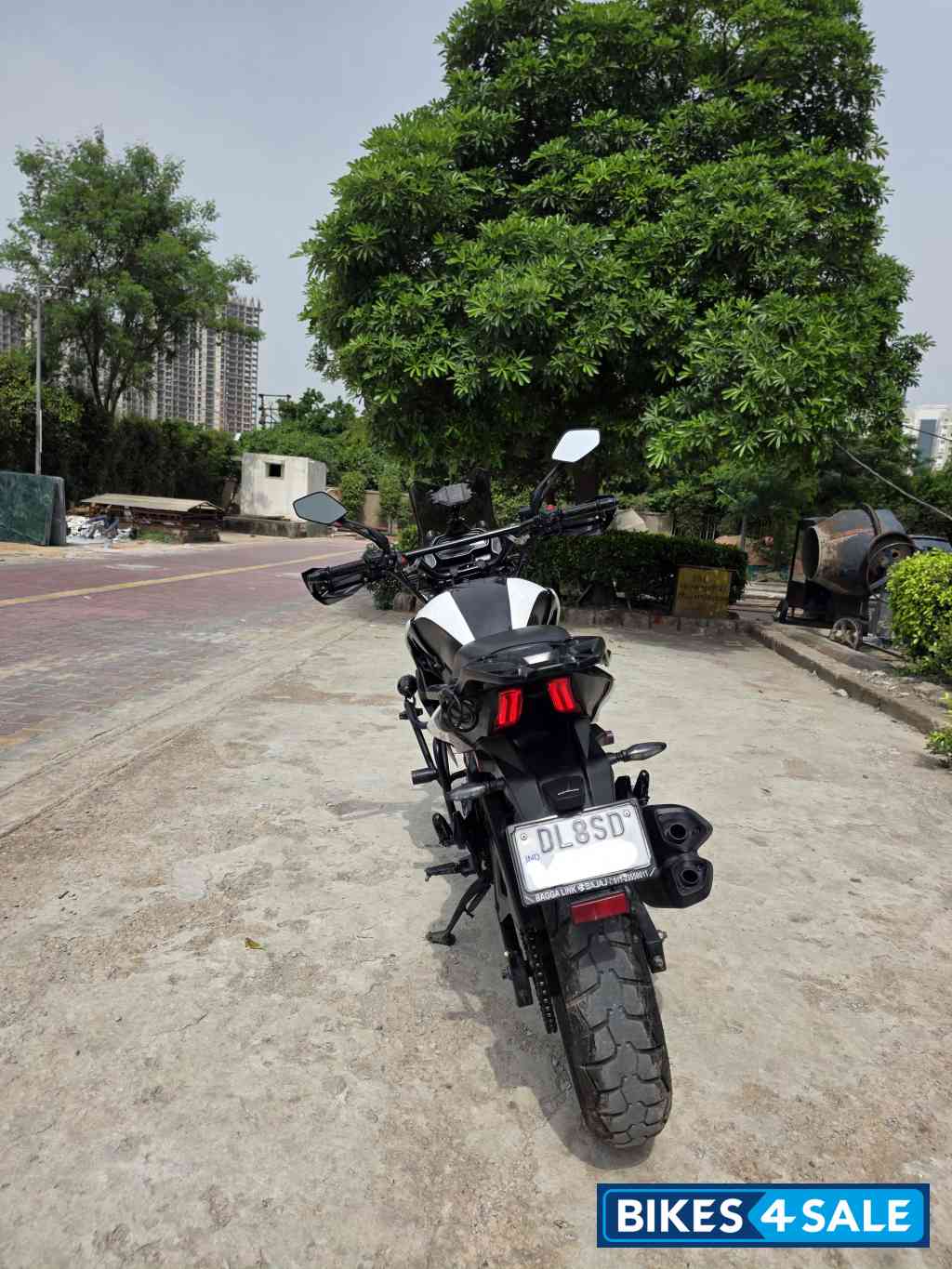 Sparkling Black Bajaj Dominar 250