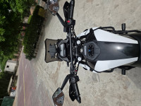 Sparkling Black Bajaj Dominar 250