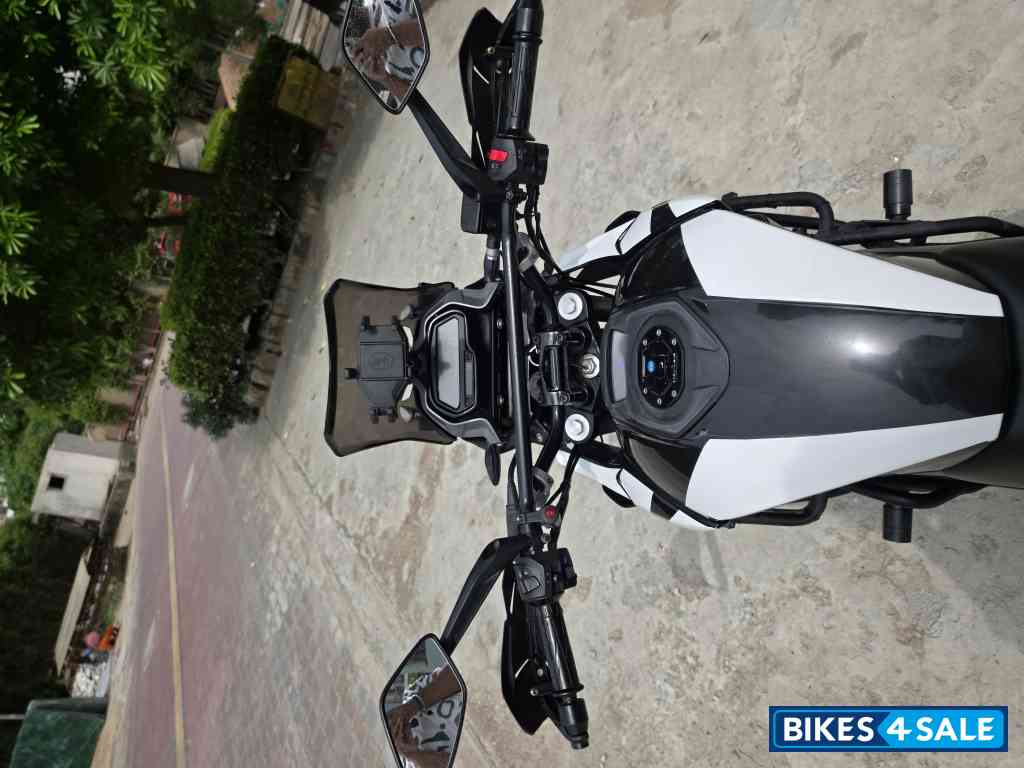 Sparkling Black Bajaj Dominar 250