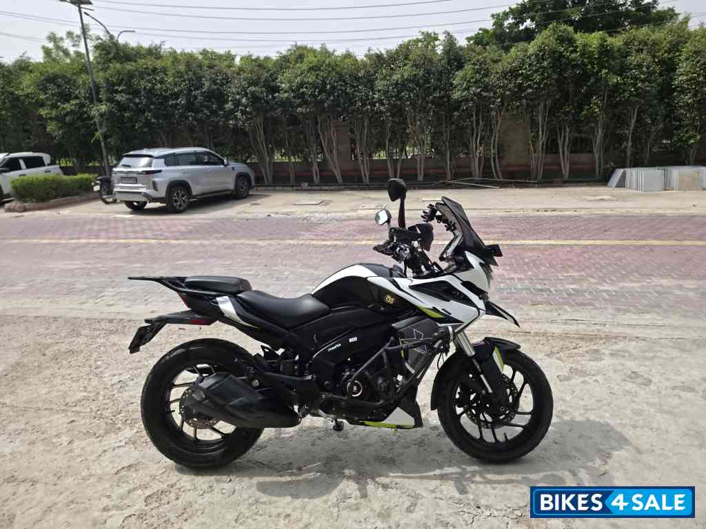 Sparkling Black Bajaj Dominar 250
