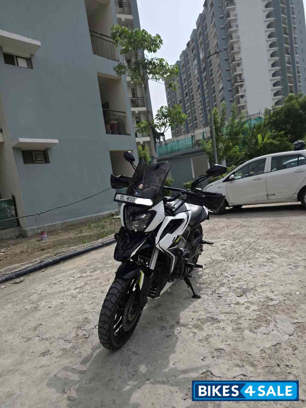 Sparkling Black Bajaj Dominar 250