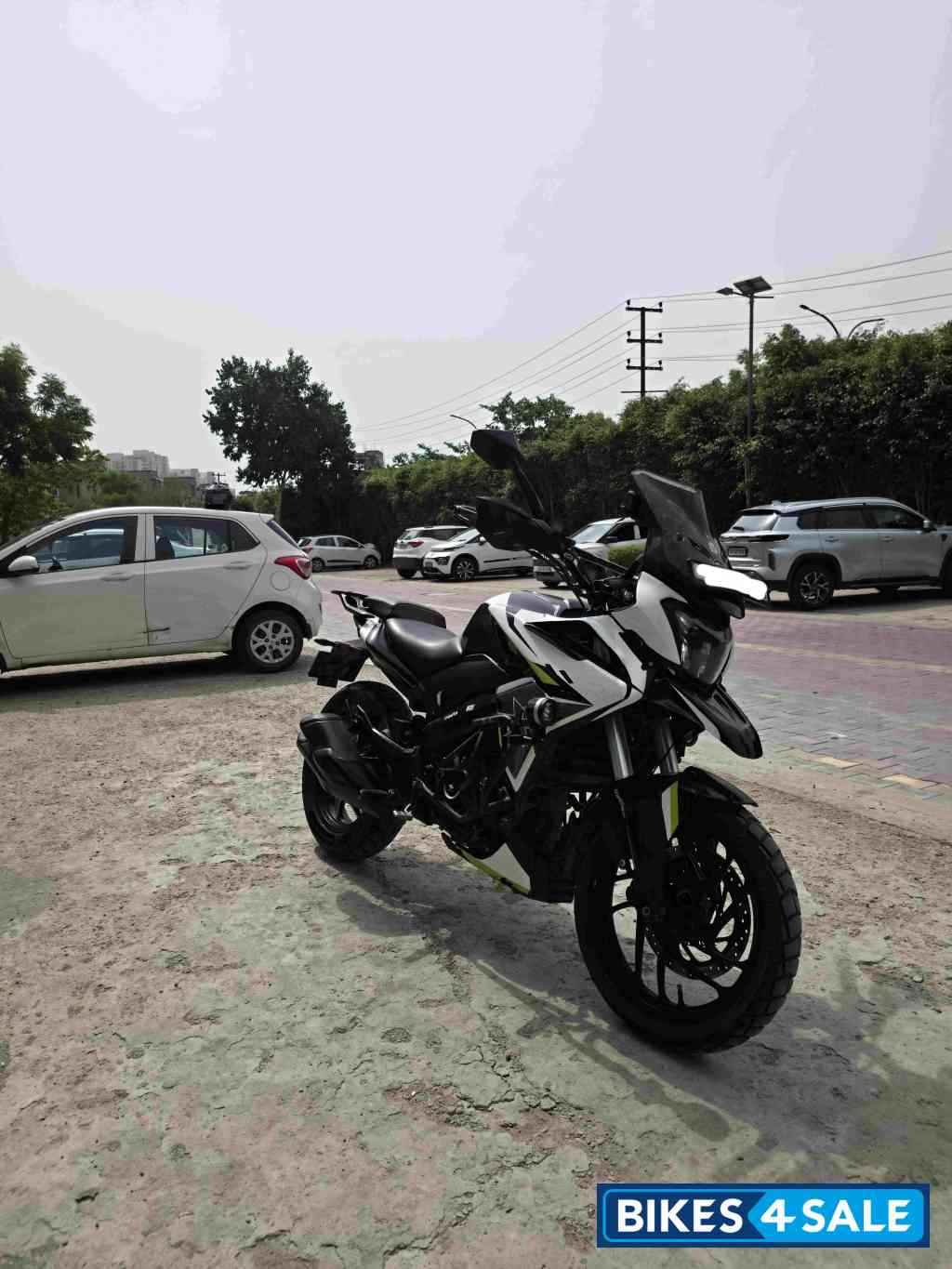 Sparkling Black Bajaj Dominar 250