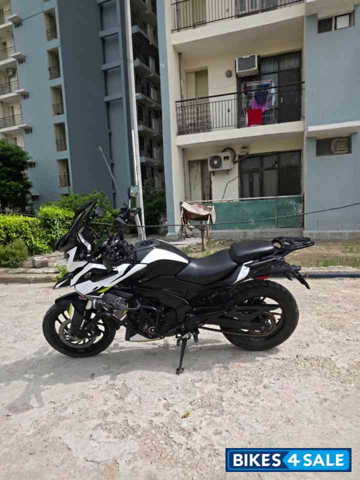 Sparkling Black Bajaj Dominar 250