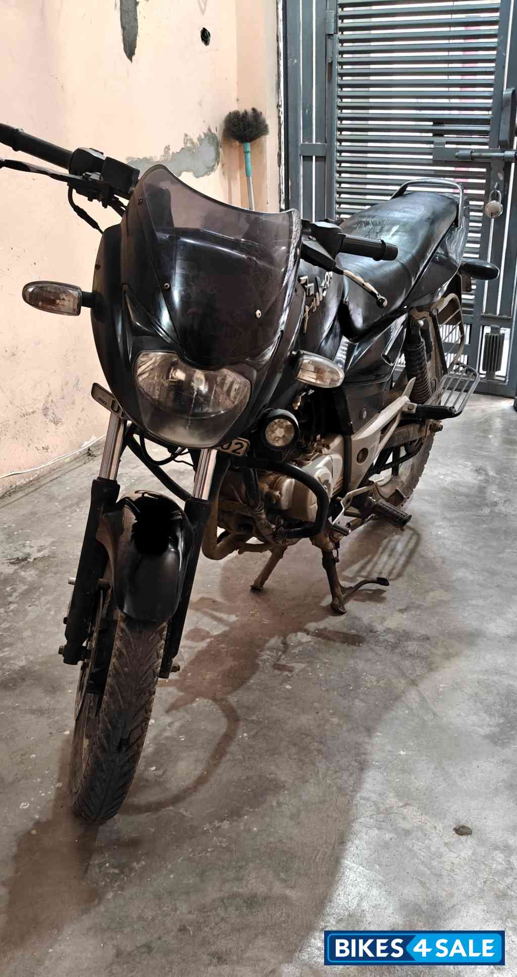 Black Bajaj Pulsar 150 Black Bajaj Pulsar 150
