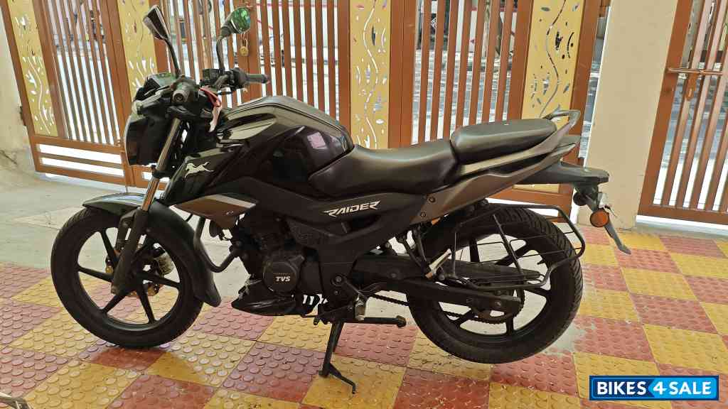 Black TVS Raider Split Seat Black TVS Raider Split Seat