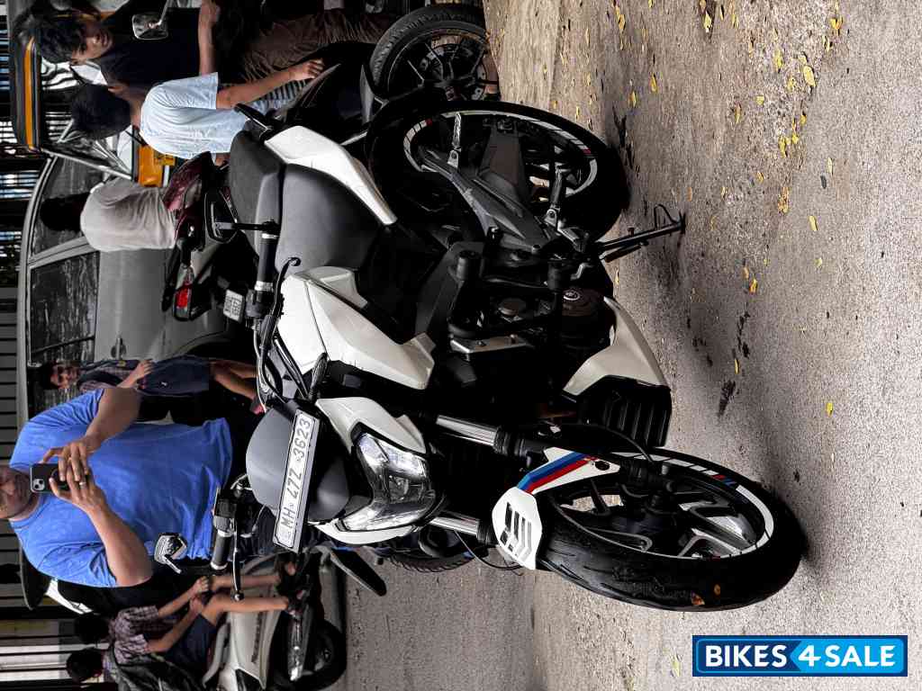 White Bajaj Dominar 400 Disc