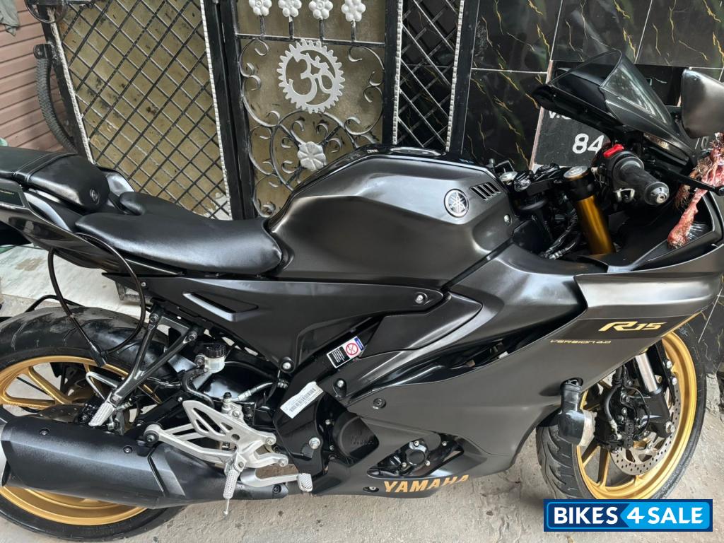 Black Yamaha R15 V4