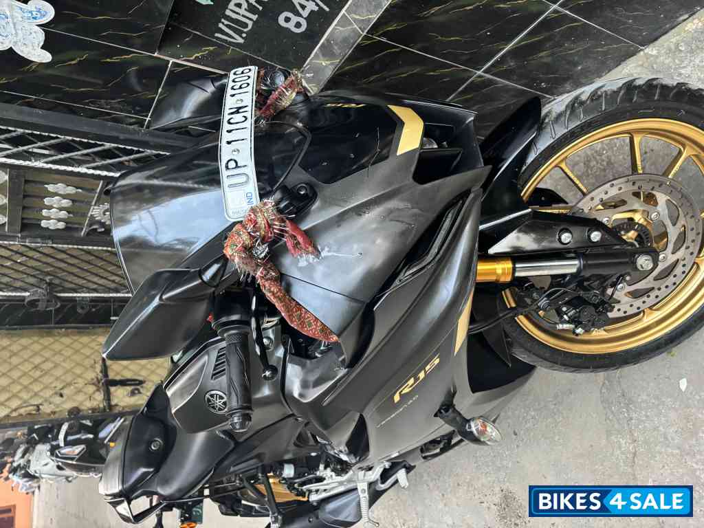 Black Yamaha R15 V4