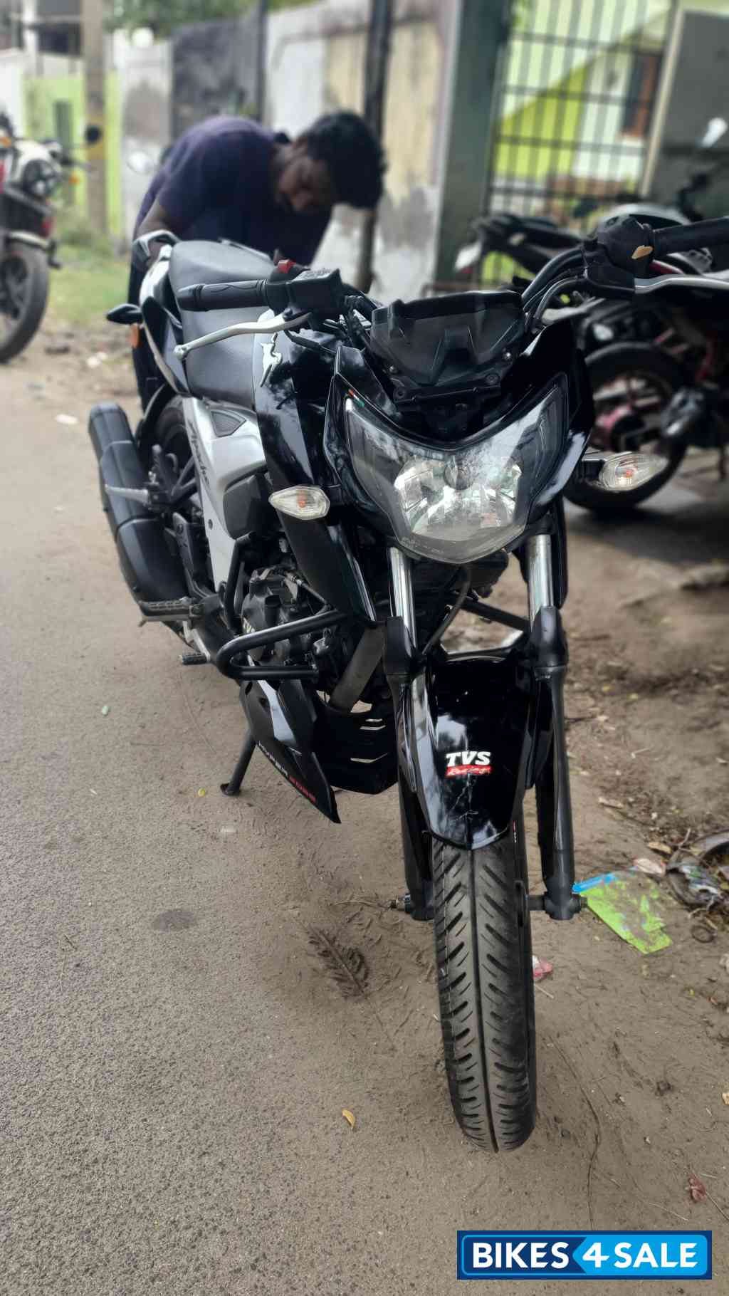 Black TVS Apache RTR 160 4V