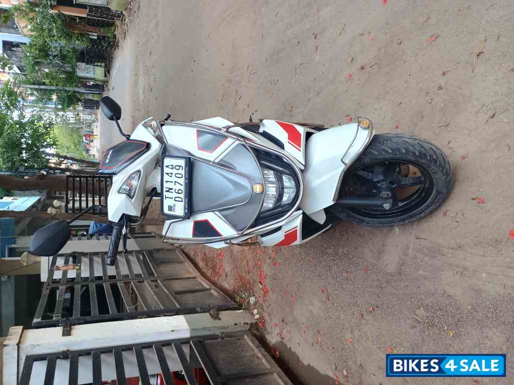 White Suzuki Avenis 125 Ride Connect Edition
