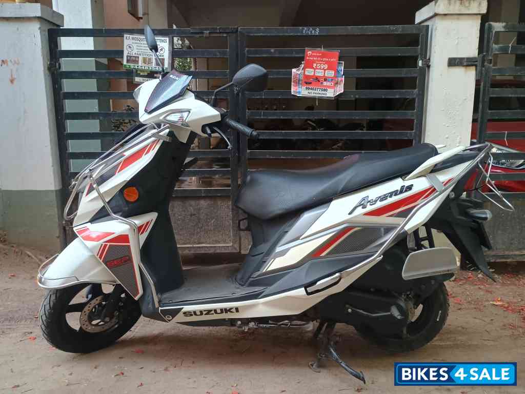 White Suzuki Avenis 125 Ride Connect Edition White Suzuki Avenis 125 Ride Connect Edition