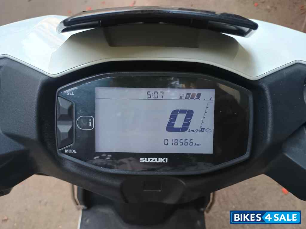 White Suzuki Avenis 125 Ride Connect Edition White Suzuki Avenis 125 Ride Connect Edition