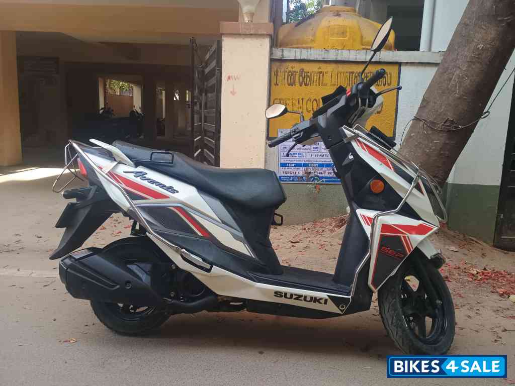 White Suzuki Avenis 125 Ride Connect Edition White Suzuki Avenis 125 Ride Connect Edition