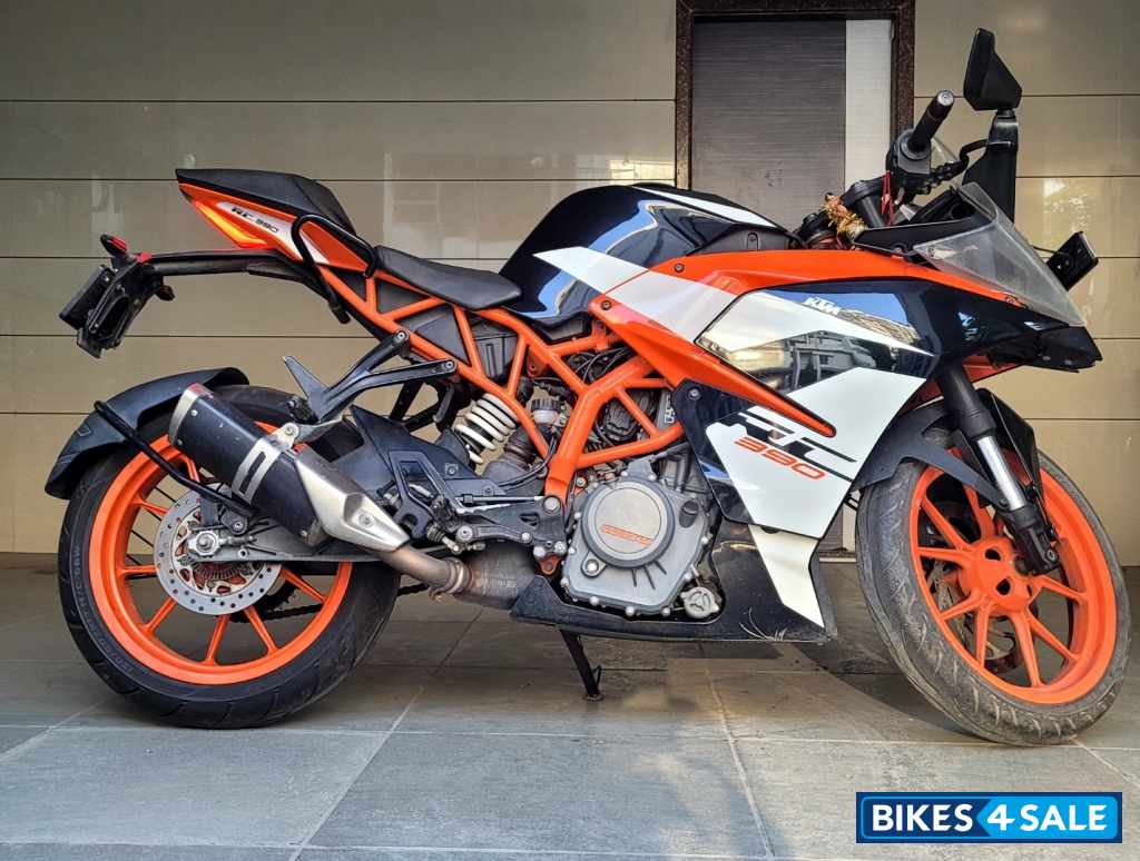Orange KTM RC 390 Orange KTM RC 390