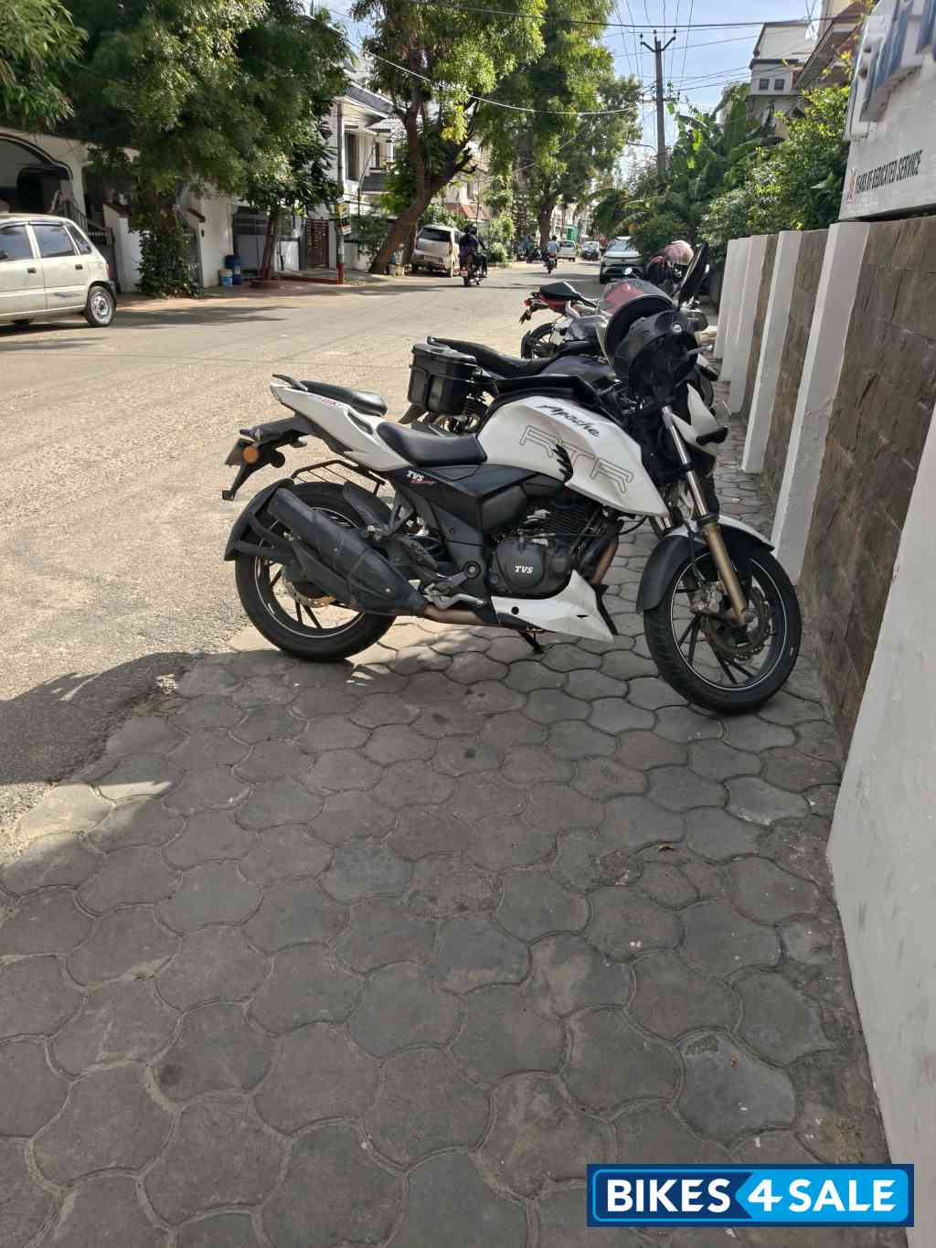 Pearl White TVS Apache RTR 200 4V