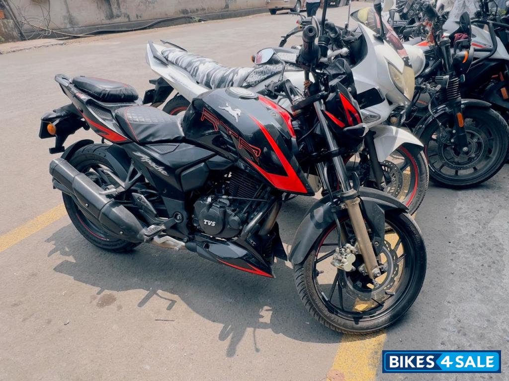 Black TVS Apache RTR 200 4V Black TVS Apache RTR 200 4V