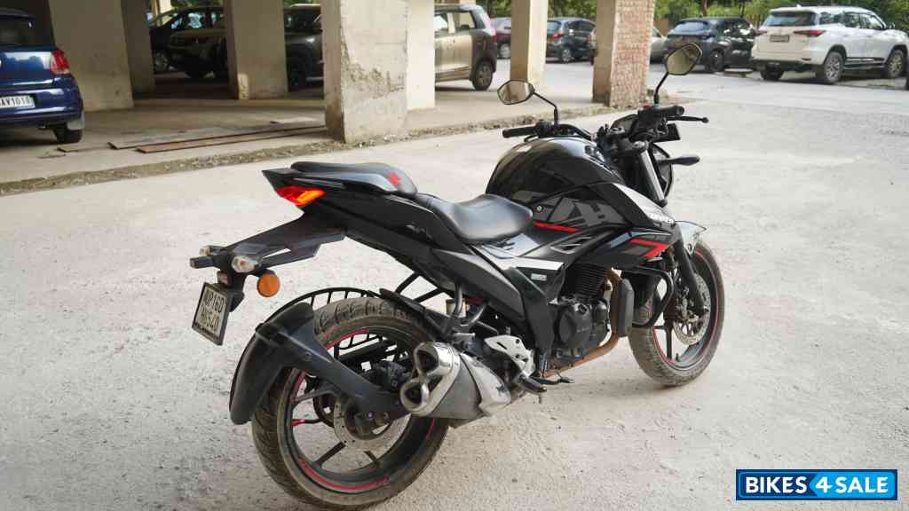 Black Suzuki Gixxer BS6