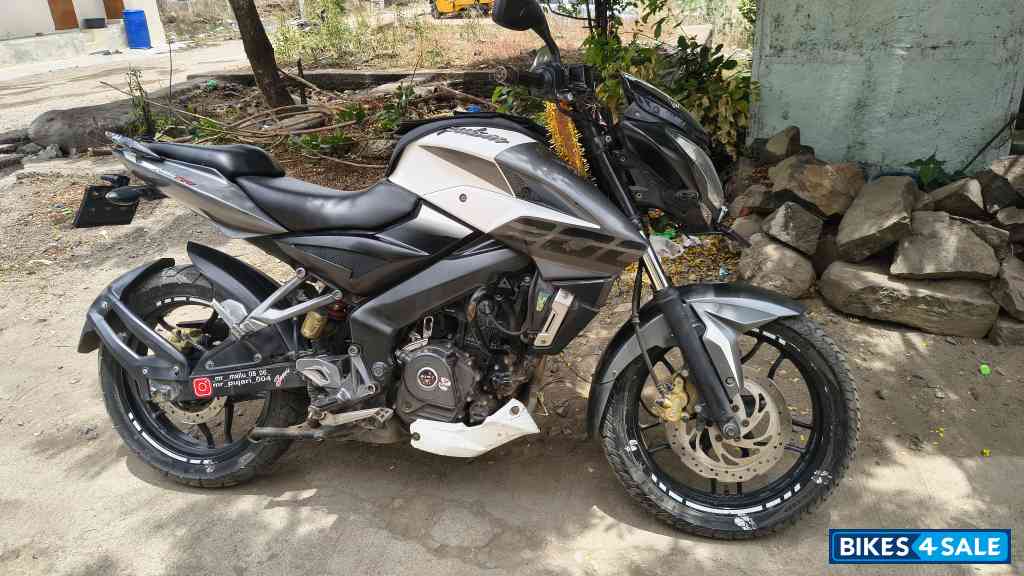 Pearl Metalic White Bajaj Pulsar 200 NS