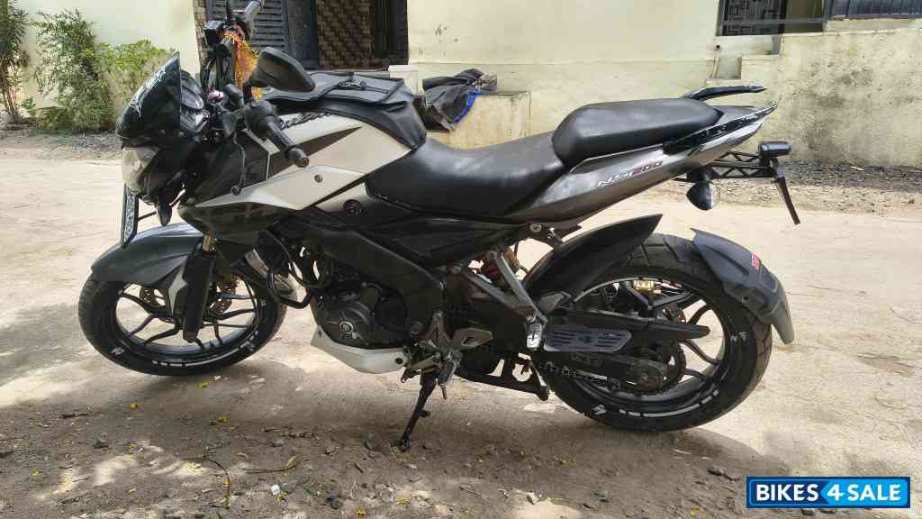 Pearl Metalic White Bajaj Pulsar 200 NS