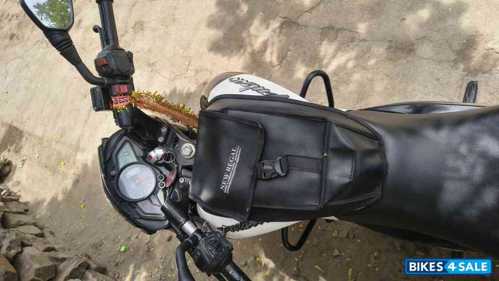 Pearl Metalic White Bajaj Pulsar 200 NS