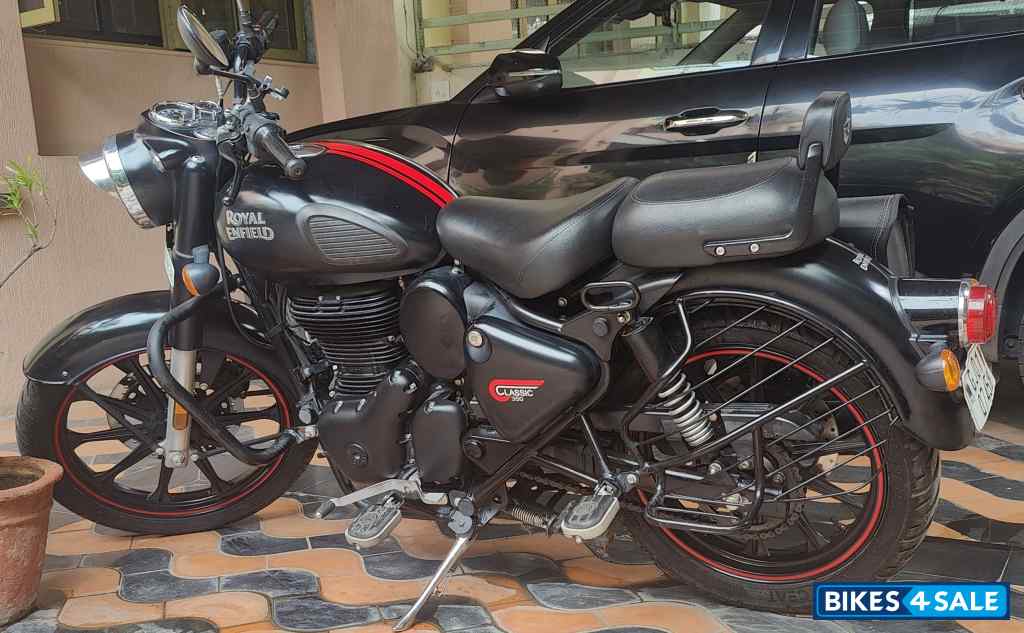 Royal Enfield Classic Stealth Black