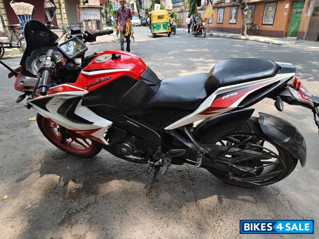 Racing Red Bajaj Pulsar RS 200 BS6 Racing Red Bajaj Pulsar RS 200 BS6