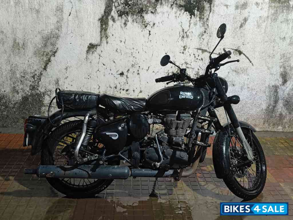 Stealth Black Royal Enfield Classic 500