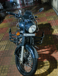 Stealth Black Royal Enfield Classic 500