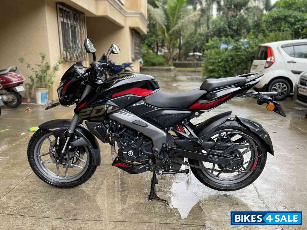 Black Bajaj Pulsar NS 200 BS6