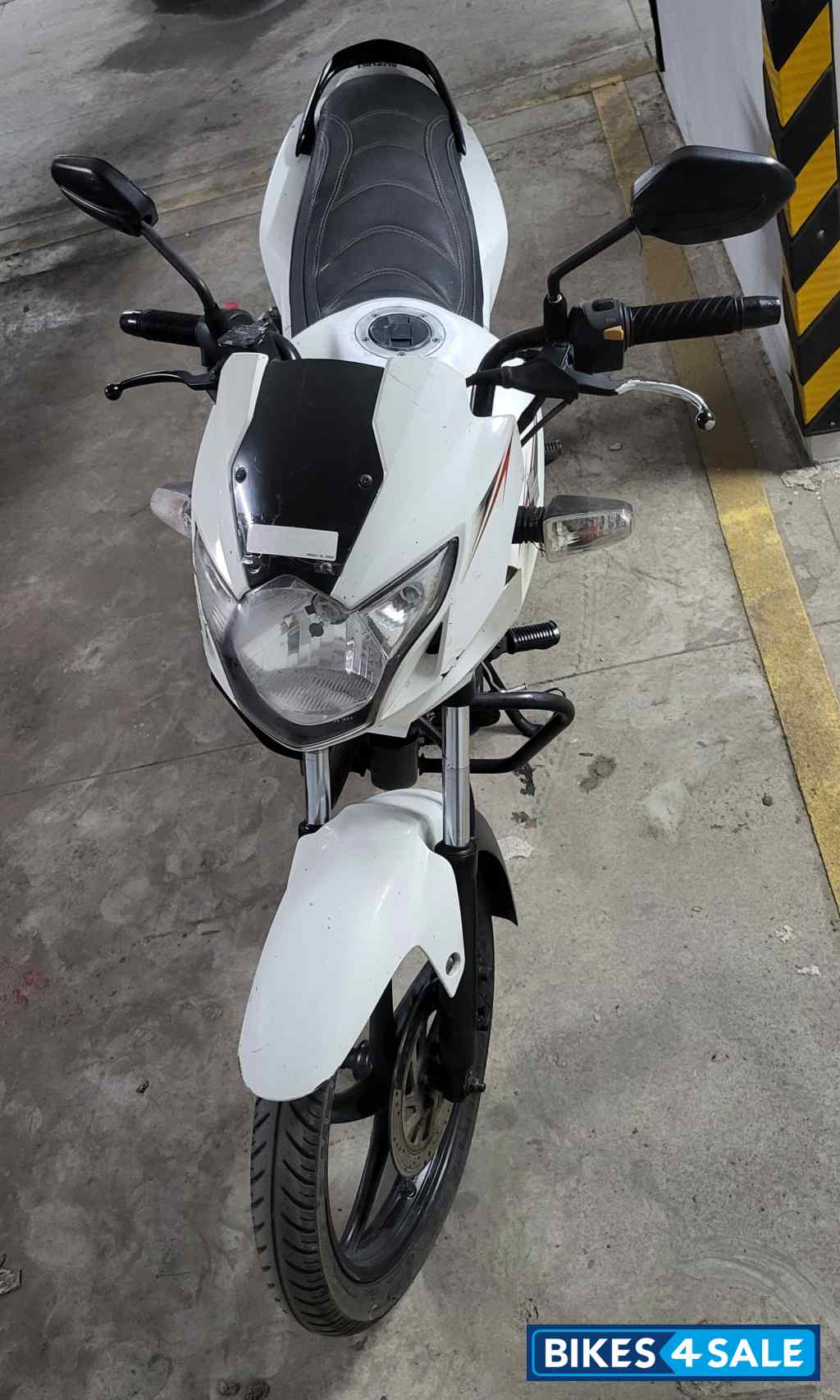 White Suzuki GS 150R White Suzuki GS 150R