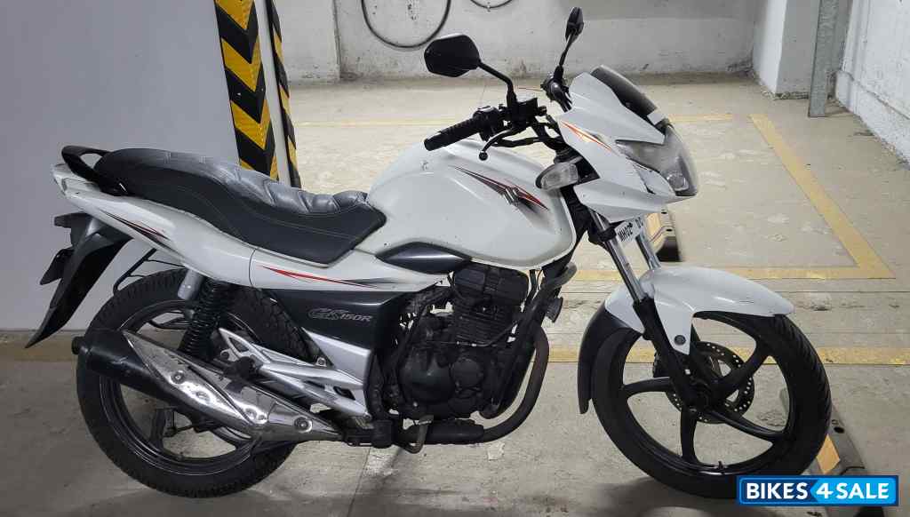 White Suzuki GS 150R White Suzuki GS 150R
