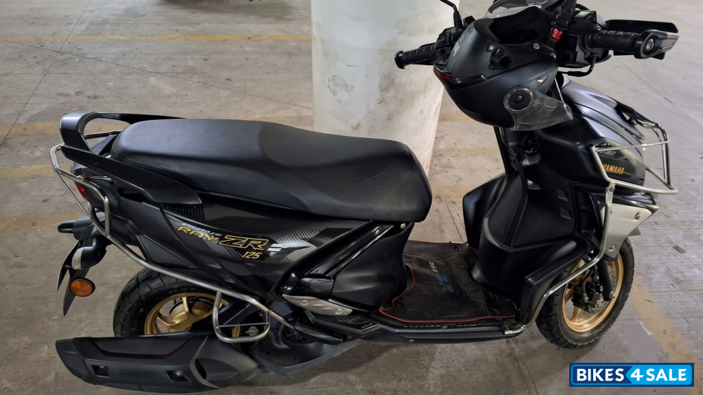 Matt Black With Golden Alloy W Yamaha RayZR Street Rally 125 Fi Hybrid Matt Black With Golden Alloy W Yamaha RayZR Street Rally 125 Fi Hybrid