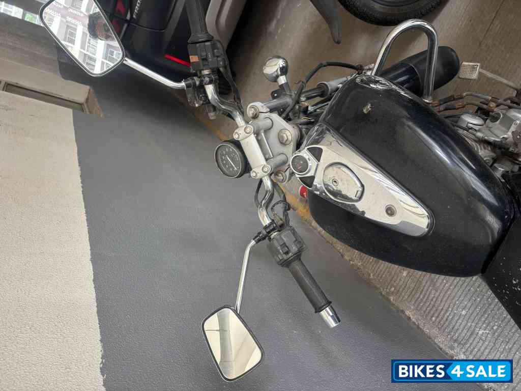 Black Bajaj Avenger 220 DTS-i Black Bajaj Avenger 220 DTS-i