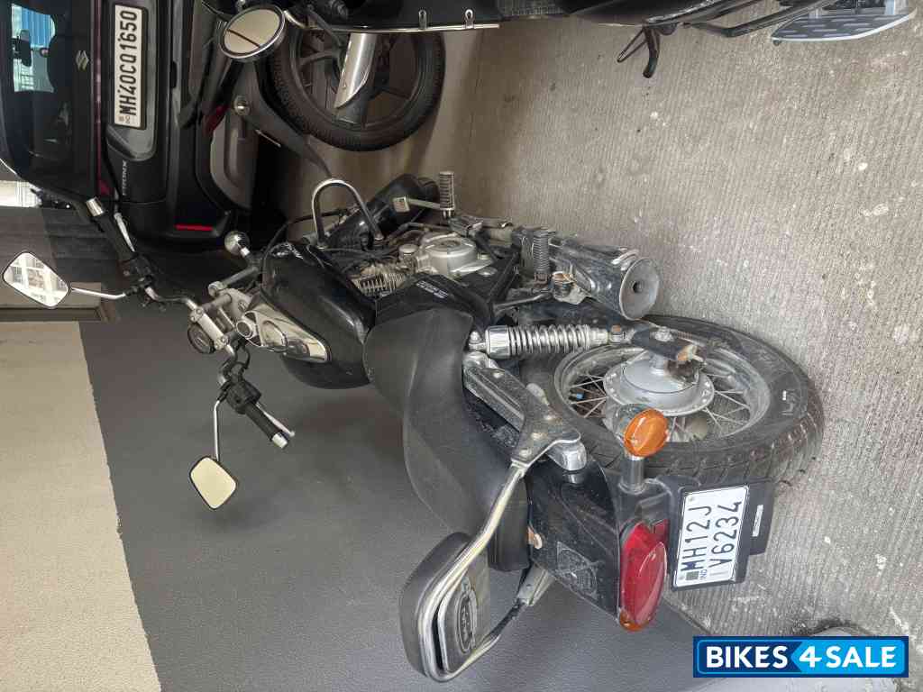 Black Bajaj Avenger 220 DTS-i Black Bajaj Avenger 220 DTS-i