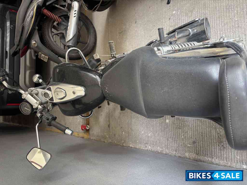 Black Bajaj Avenger 220 DTS-i Black Bajaj Avenger 220 DTS-i