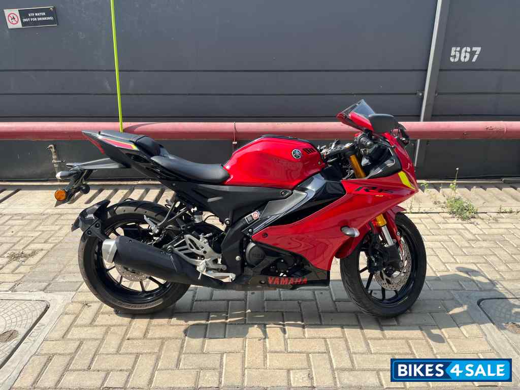 Red Yamaha R15 V4