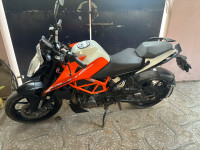 White/orange KTM Duke 125 2022