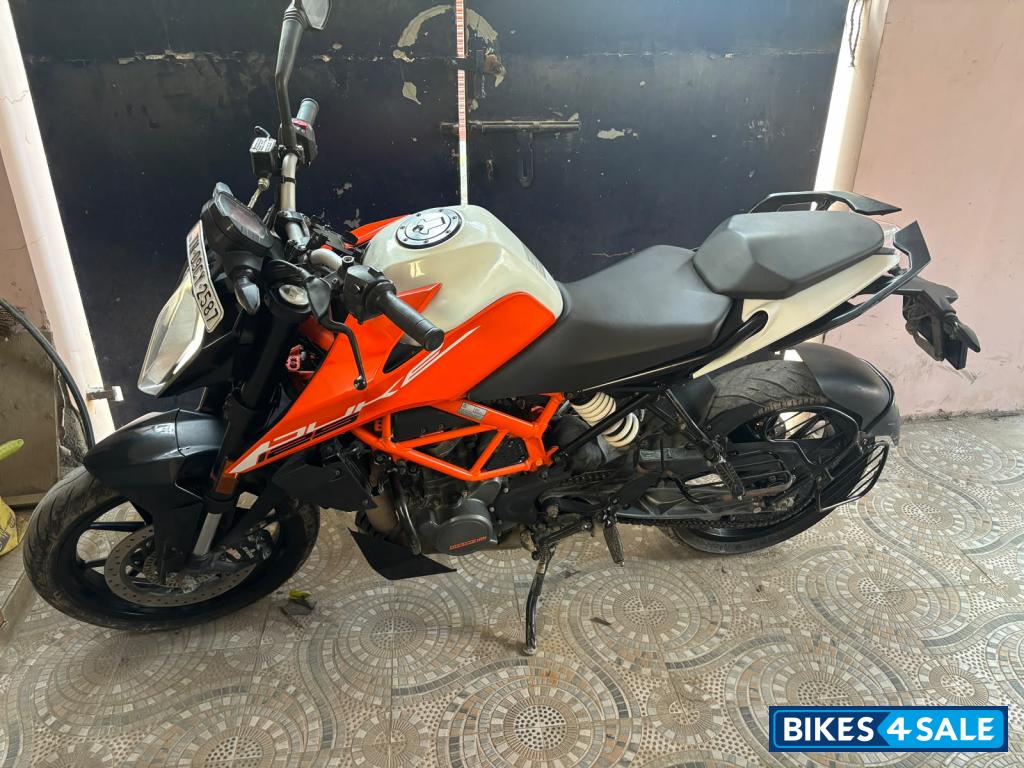 White/orange KTM Duke 125 2022 White/orange KTM Duke 125 2022
