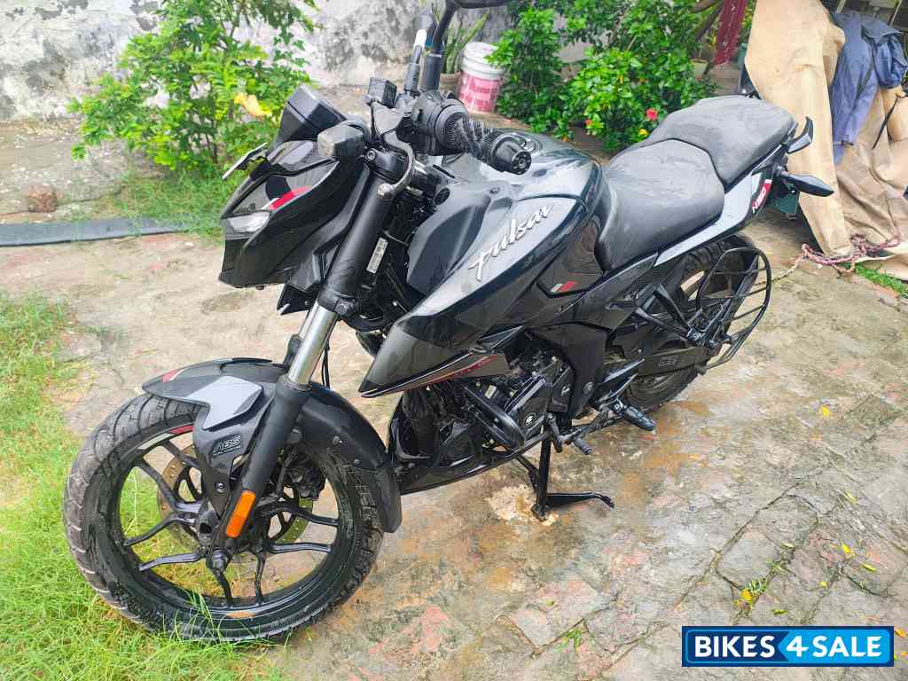Black Bajaj Pulsar N160