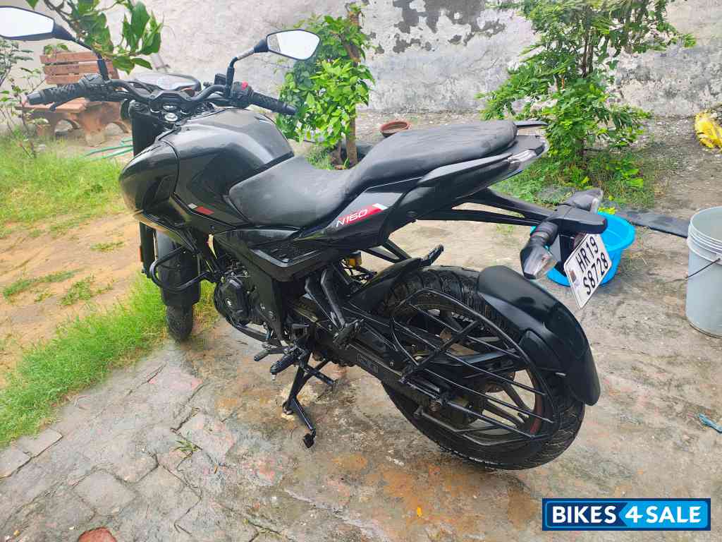 Black Bajaj Pulsar N160 Black Bajaj Pulsar N160
