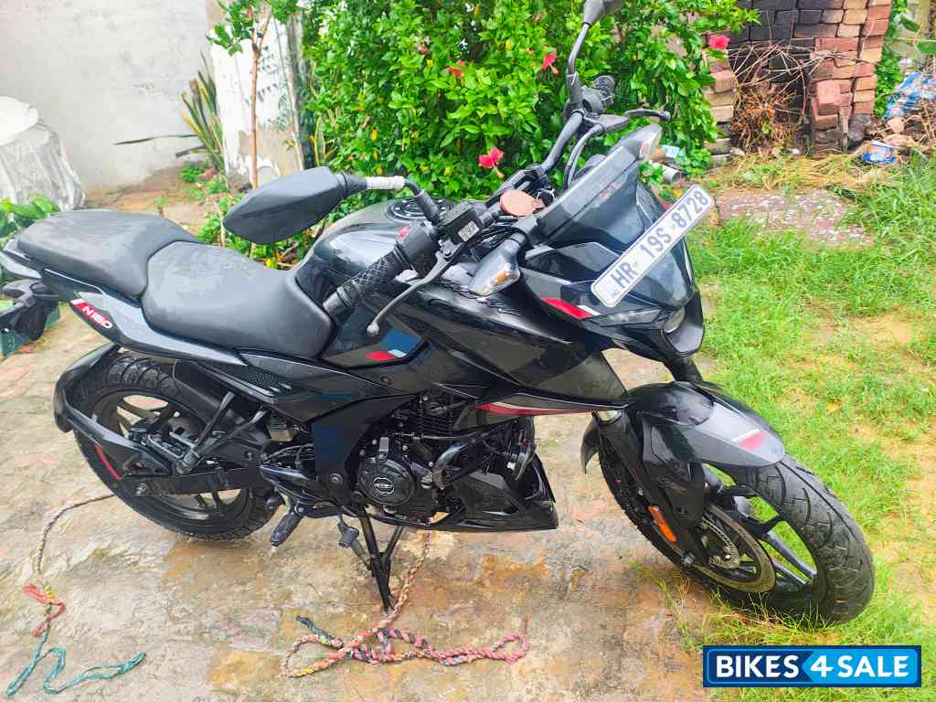 Black Bajaj Pulsar N160 Black Bajaj Pulsar N160