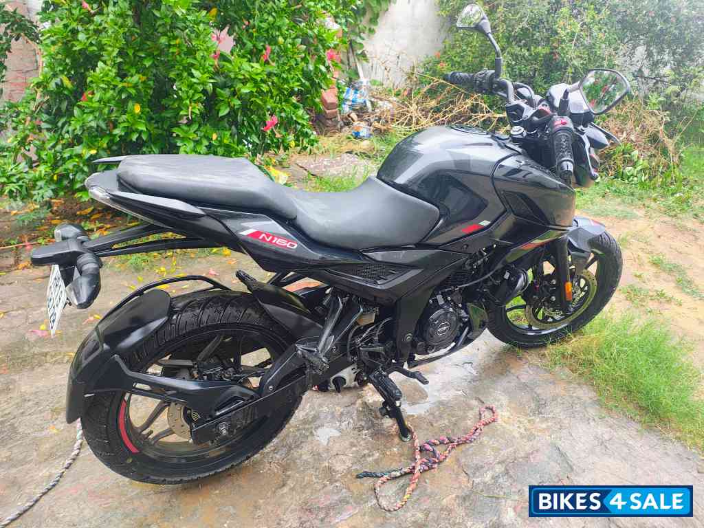 Black Bajaj Pulsar N160 Black Bajaj Pulsar N160